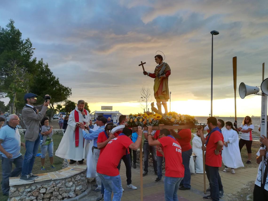 La  processione a mare di San Vito (foto di Ylenia Gallo)