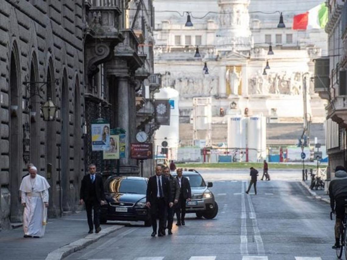 Papa Francesco a piedi per le strade di Roma