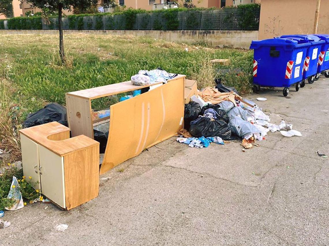 Rifiuti ingombranti abbandonati per strada
