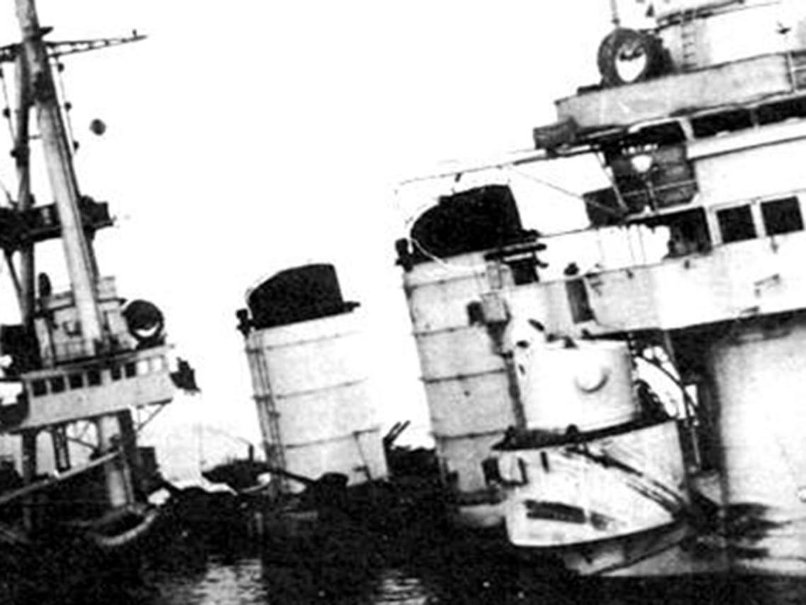 La nave Conte di Cavour dopo il bombardamento