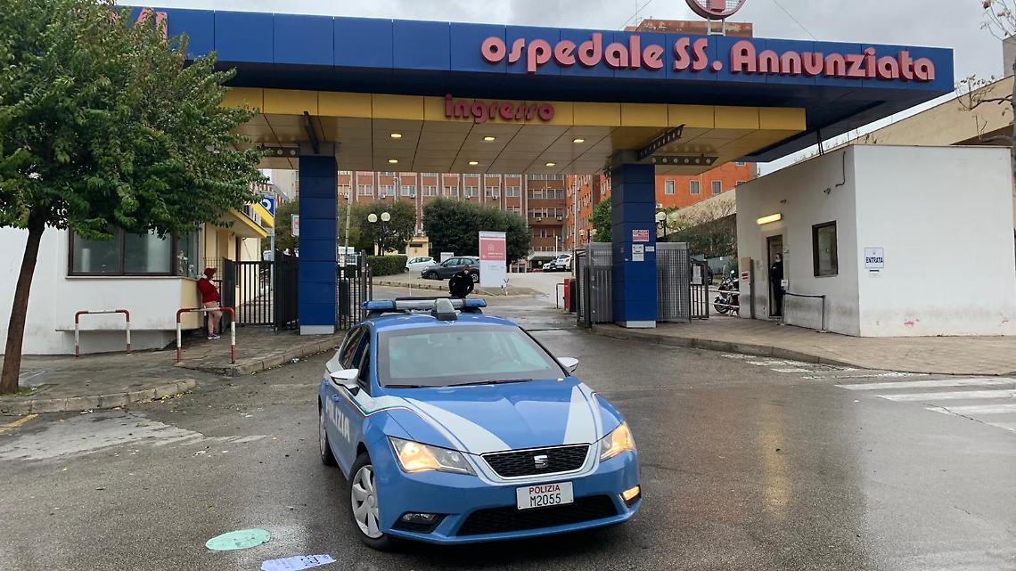 In fiamme un frigorifero del bar del Ss. Annunziata