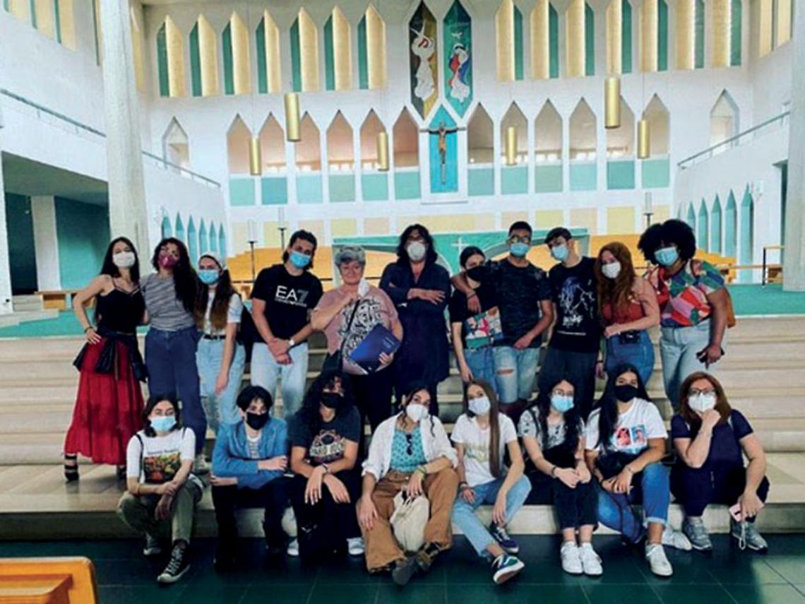 L'artista Giulio De Mitri, la docente Annunziata Costantino e un gruppo di studenti del Liceo Artistico