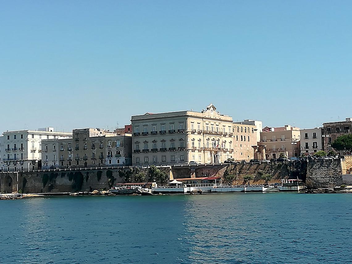Il Palazzo di Citt&agrave; di Taranto visto dal mare