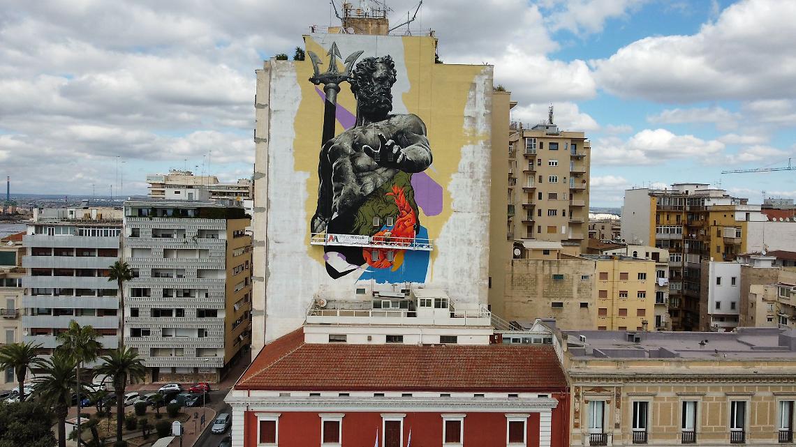 Quel Nettuno di Giambologna sul murale a Lungomare - foto Francesco Manfuso