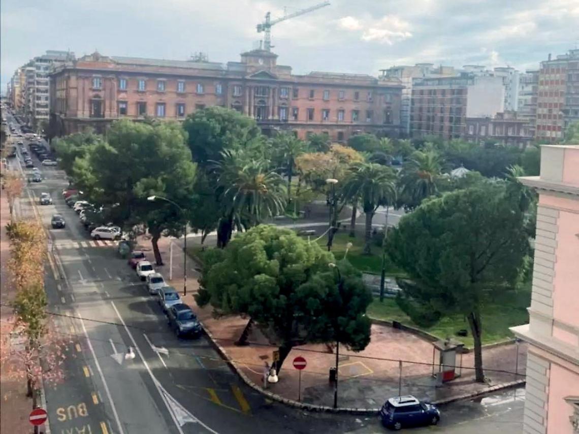 Una veduta dall’alto di piazza Garibaldi a Taranto