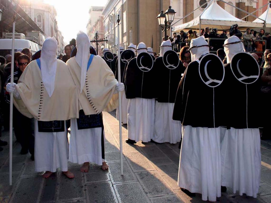 Settimana Santa, i &ldquo;perdoni&rdquo; durante la processione della Addolorata