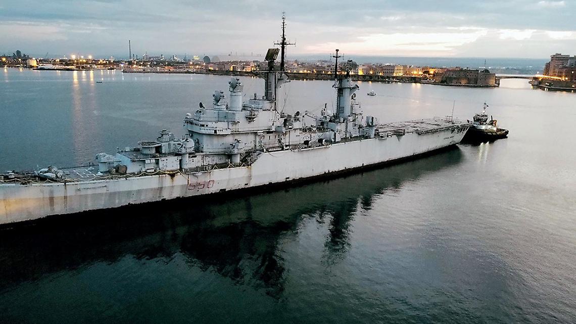Una nave militare