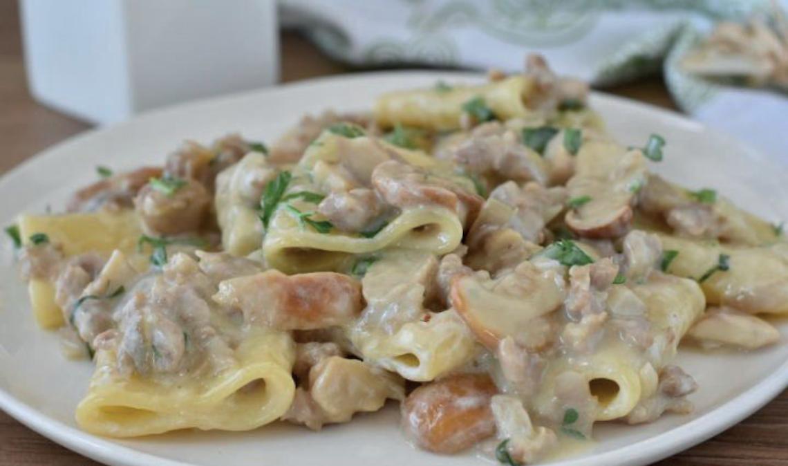 Paccheri cremosi funghi e salsiccia