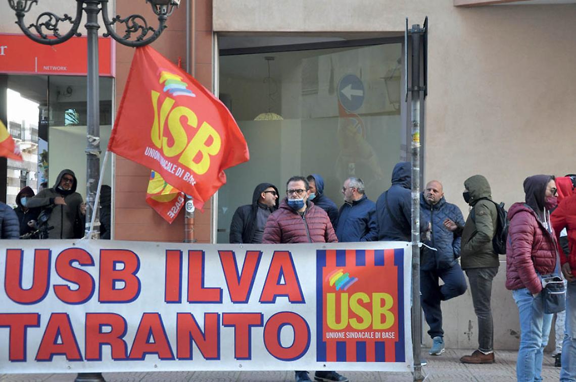 La manifestazione Usb sotto la Prefettura