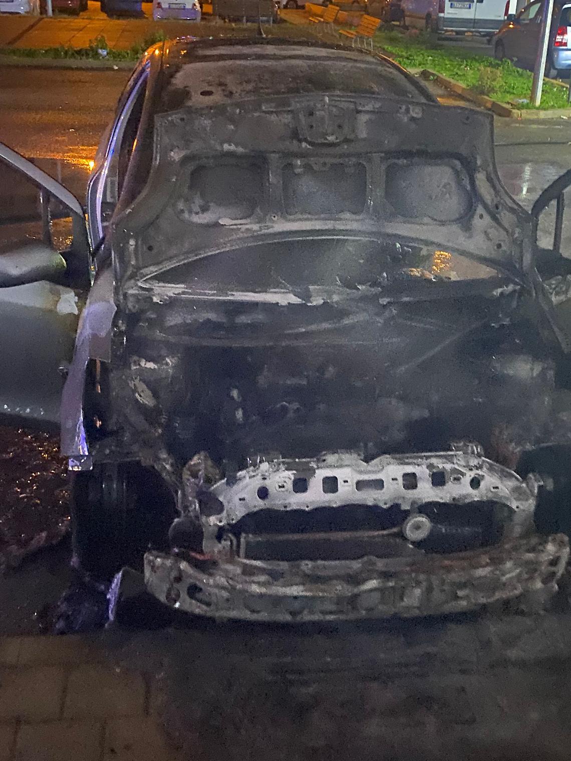 Auto divorata dalle fiamme nella notte