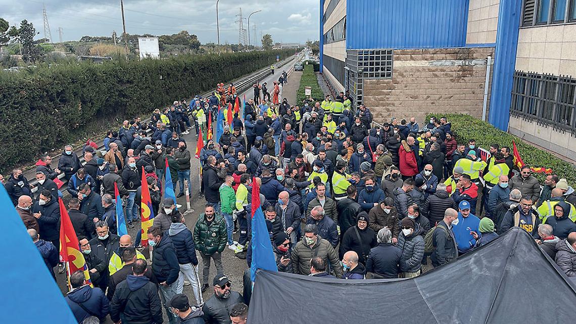 Il presidio davanti all'ex Ilva