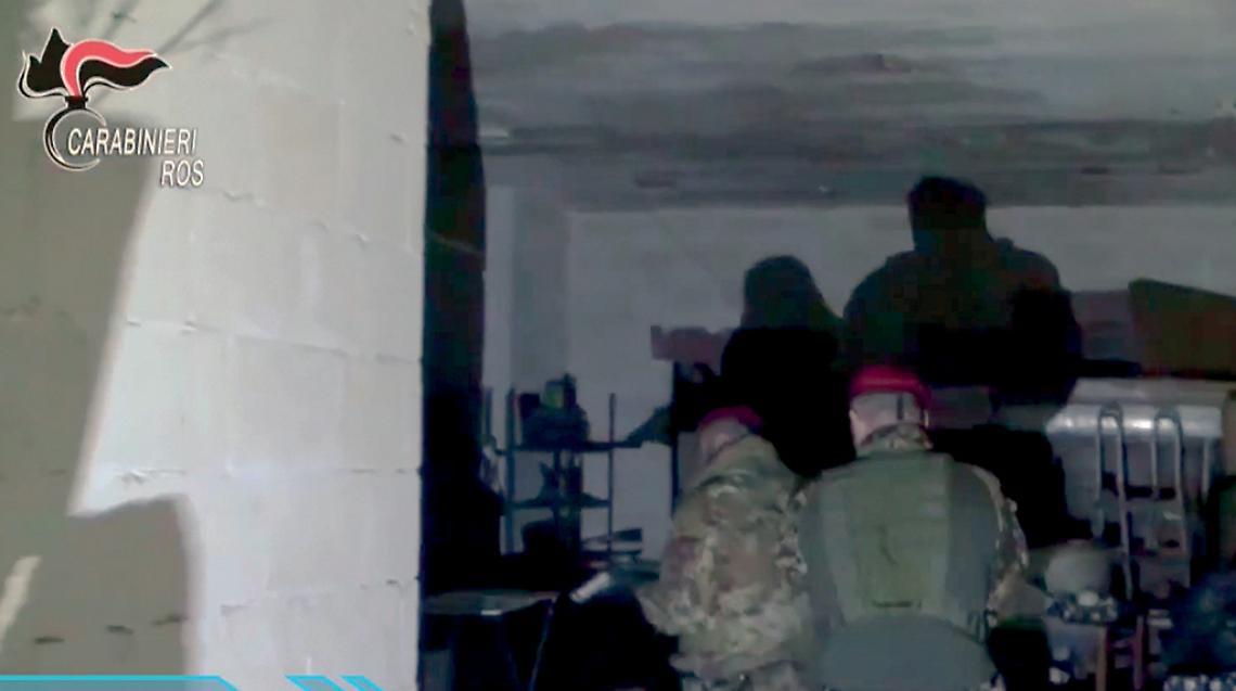 Una fase del blitz “Taros” condotto dai carabinieri