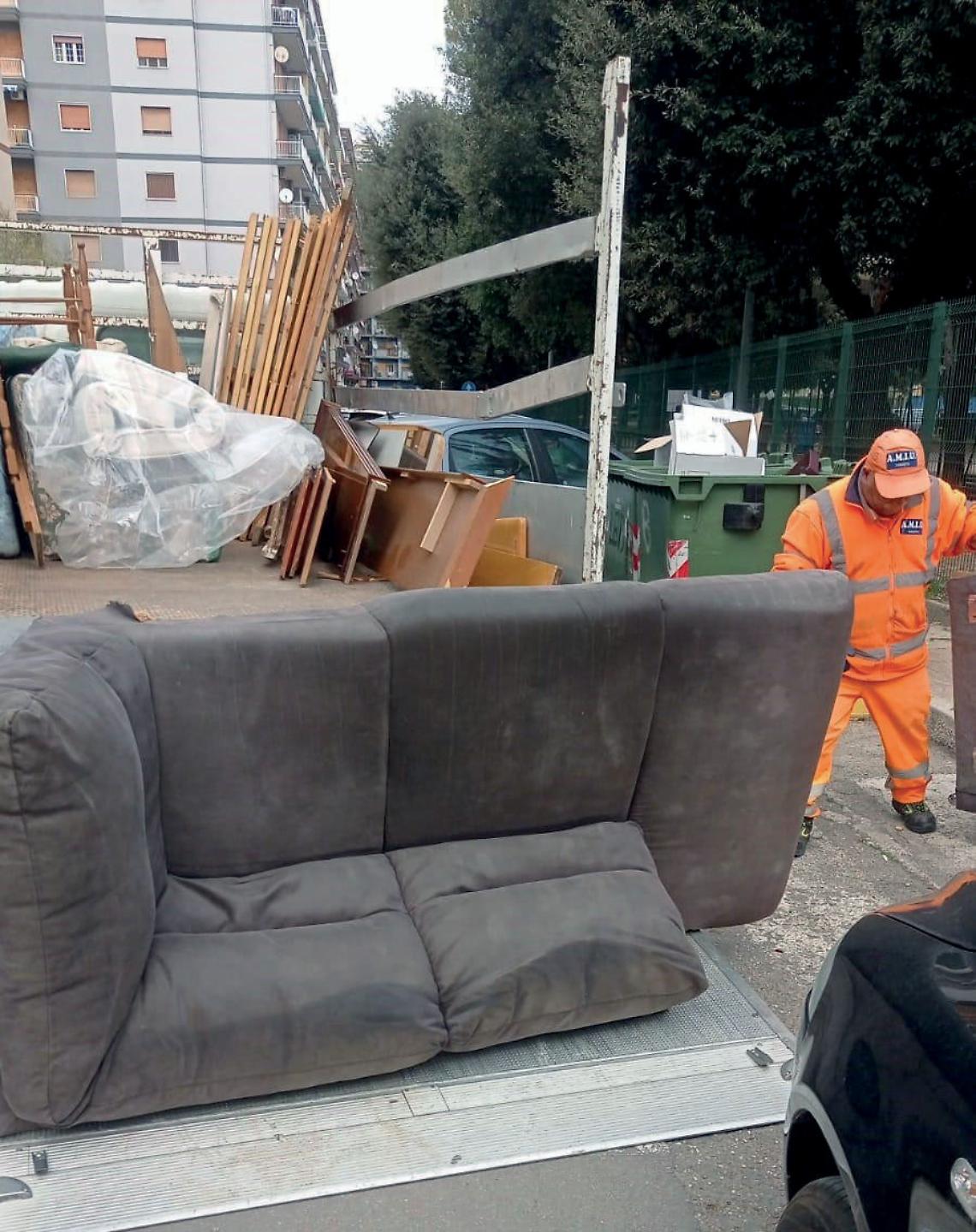 Pugno duro dell&rsquo;Amiu contro chi abbandona rifiuti ingombranti