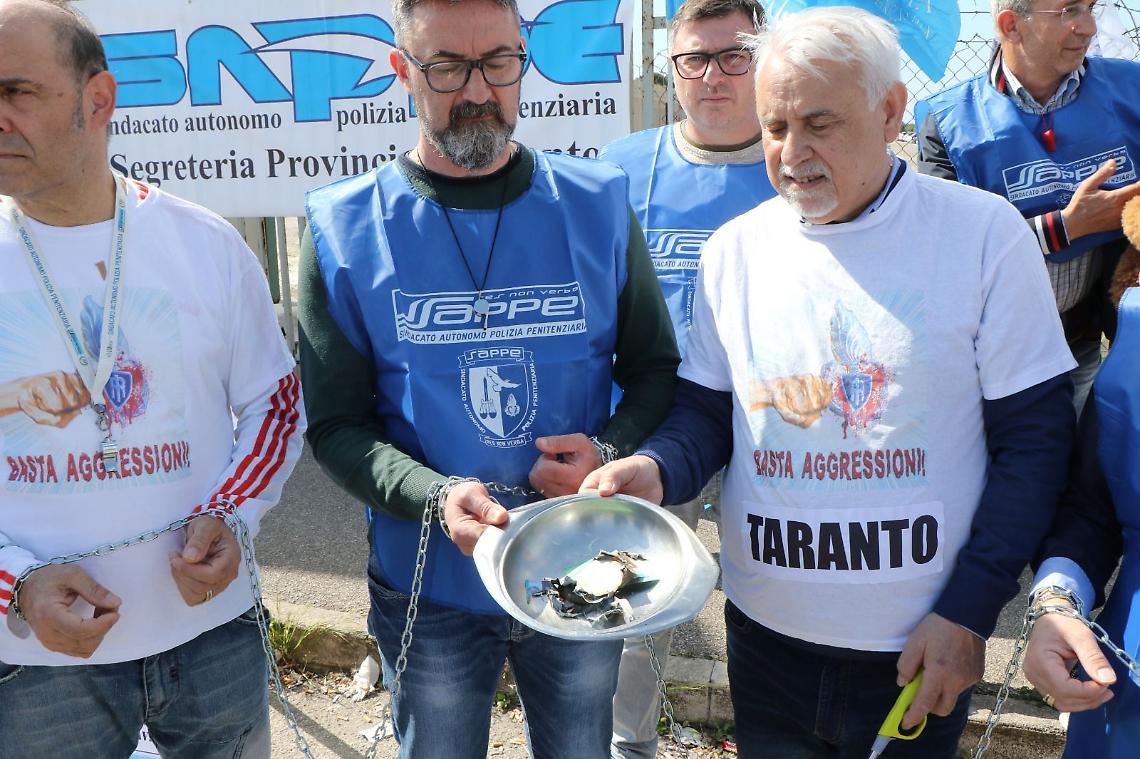 Protesta degli agenti di polizia penitenziaria davanti al carcere di Taranto - foto di Francesco Manfuso