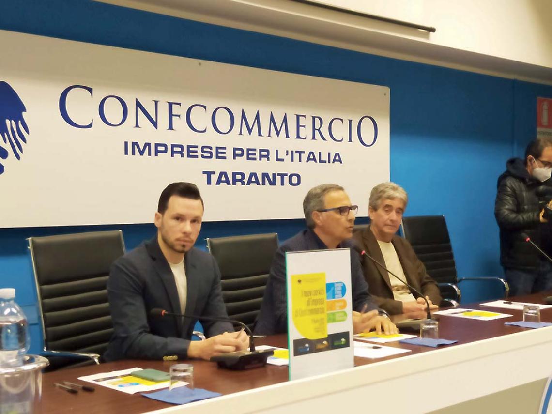 Da sinistra Tullio Mancino, direttore di Confcommercio Taranto; Leonardo Giangrande, presidente provinciale; Paolo Castellana presidente Confidi
