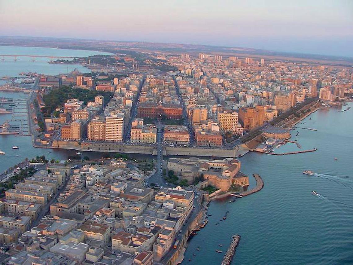 Una veduta aerea di Taranto