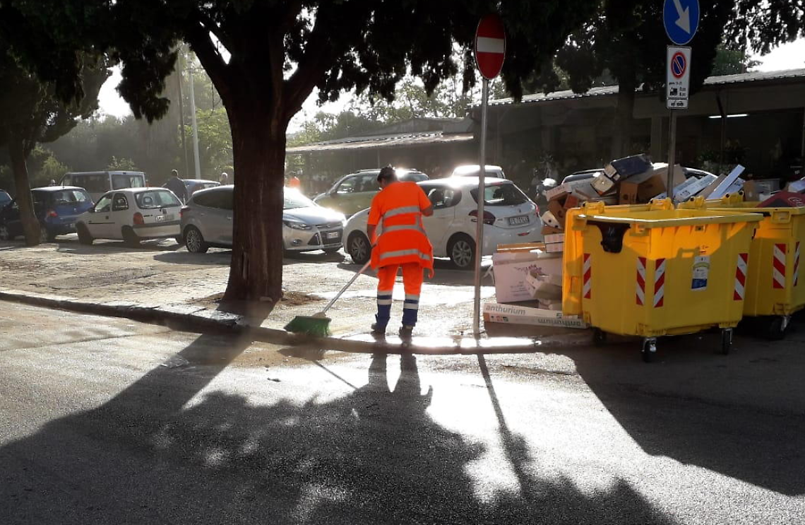 Un operatore di Kyma Ambiente - Amiu
