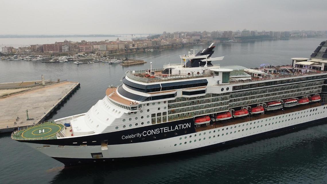 La Celebrity Constellation all'arrivo a Taranto
