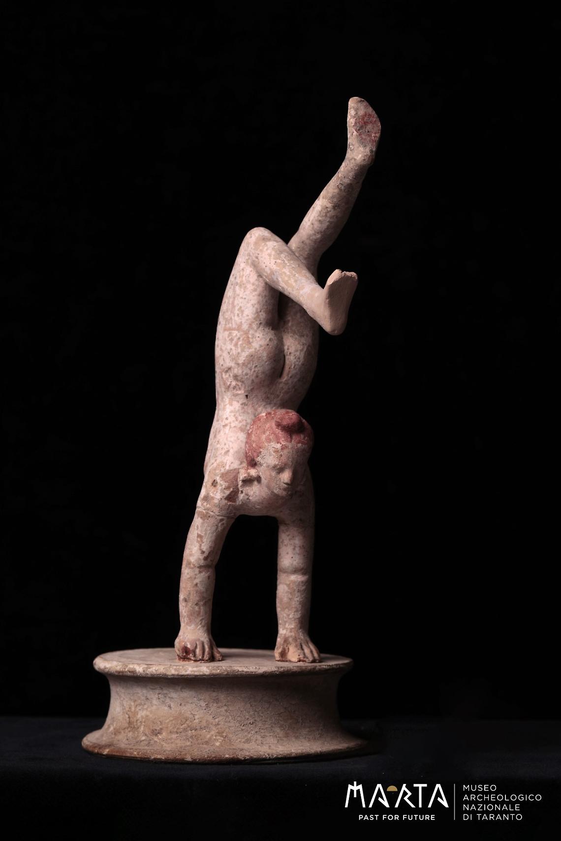 Figurina fittile di acrobata sulle mani fine del IV sec. a.C.