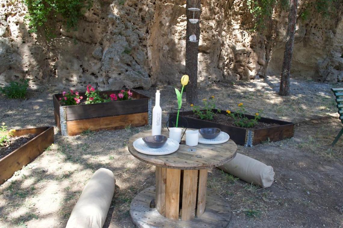 Un'area di Grottaglie abbellita da una associazione