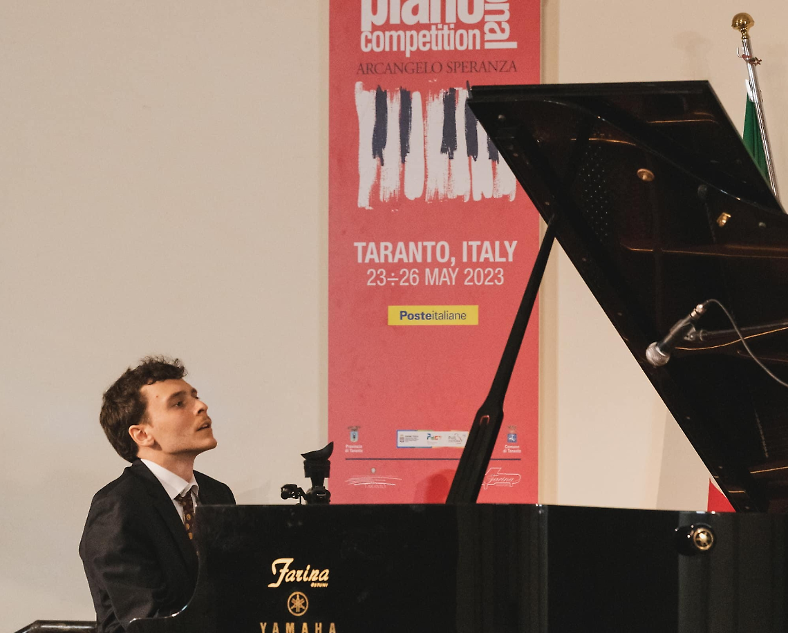 Simon Karakulidi, vincitore dell'edizione 2023 dell'International Piano Competition