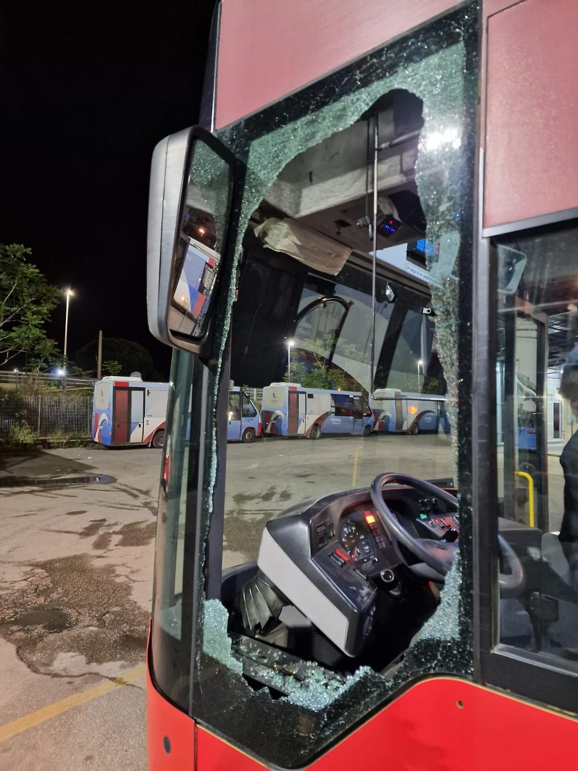 Uno dei bus finiti nel mirino