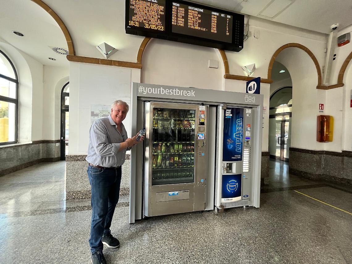 Non c'è il bar, ecco il distributore automatico
