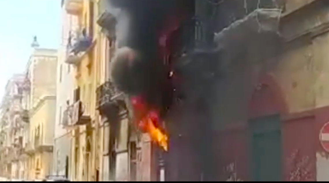 Fiamme e paura in via D'Alò Alfieri