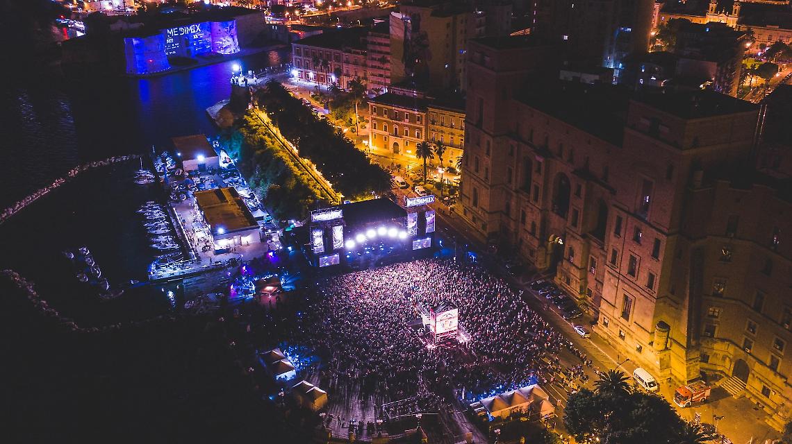 La Rotonda del Lungomare gremita di gente durante le tre serate dedicare ai live 