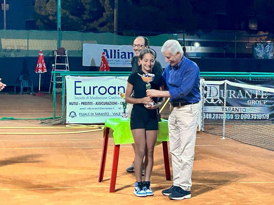 Sofia Greco premiata dal delegato provinciale Enzo Sferra