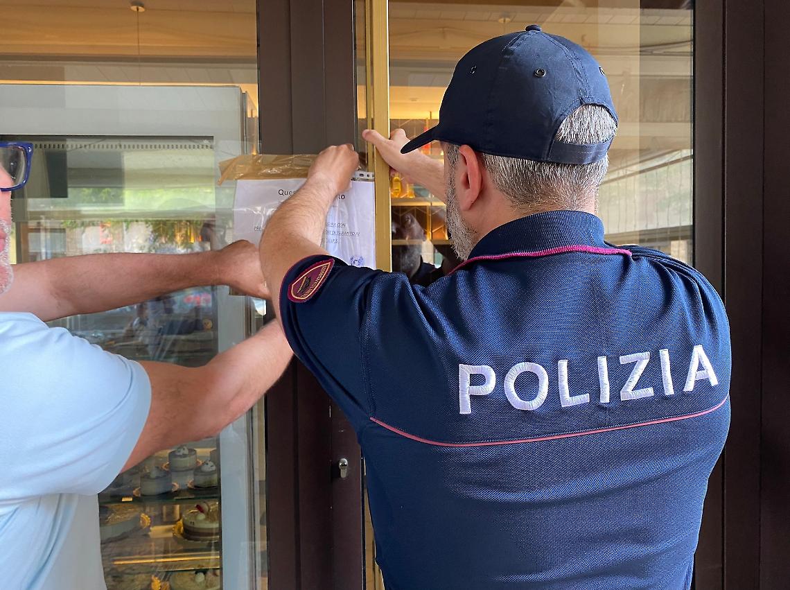 La Polizia mette i sigilli al bar