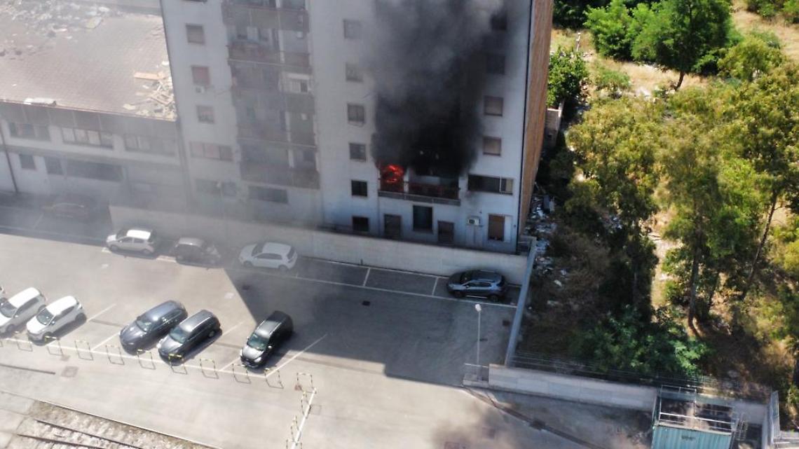 Porta Napoli, incendio in un appartamento - foto di Francesco Manfuso