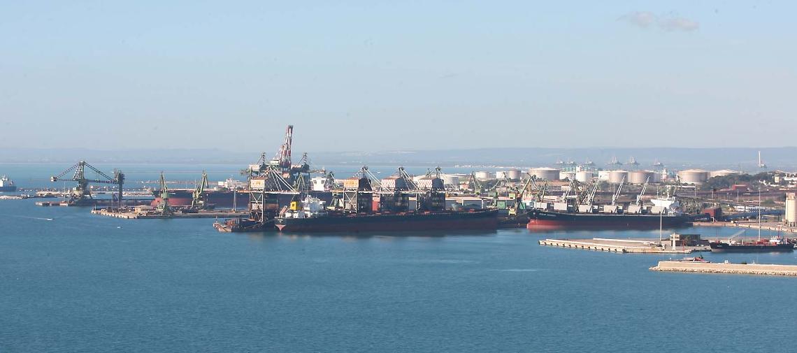 Una veduta del porto di Taranto (foto d'archivio)