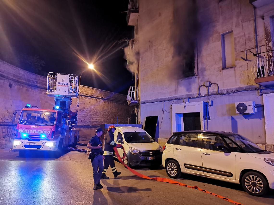 Incendio nella notte in via Cugini - foto di Francesco Manfuso