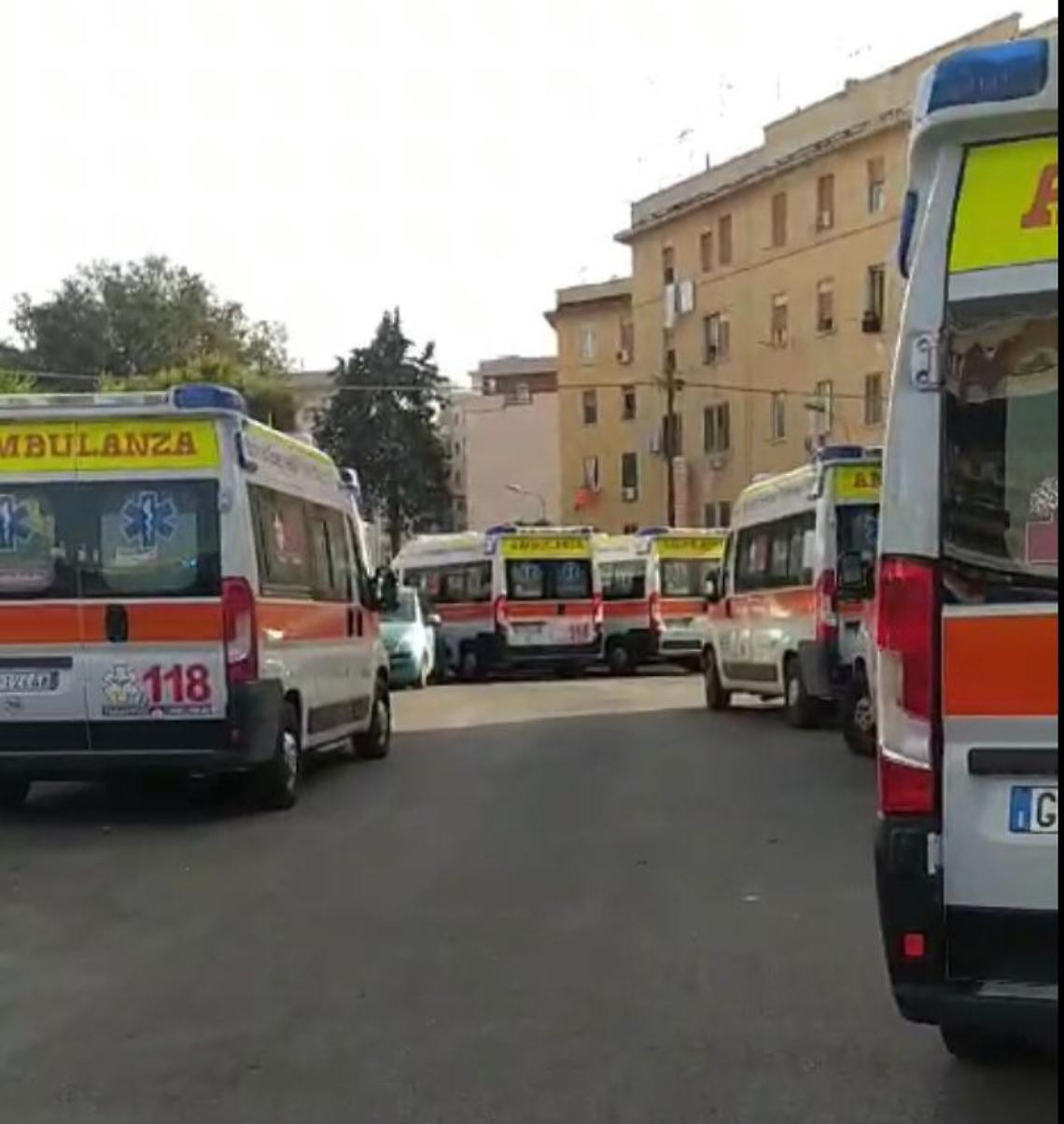 Ambulanze del 118 in coda davanti a un Pronto Soccorso
