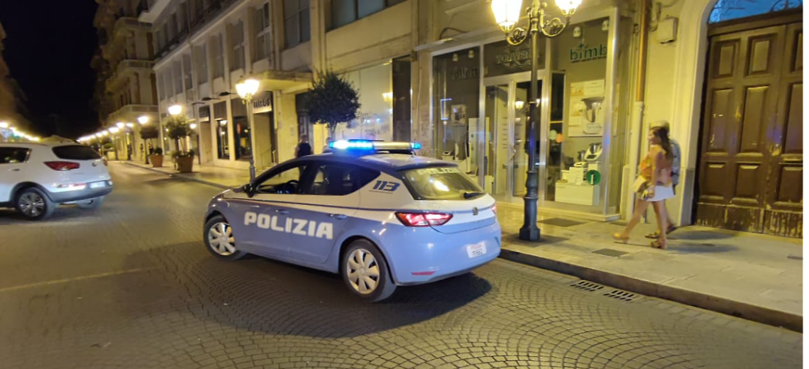 La volante della Polizia che ha fermato il pistolero