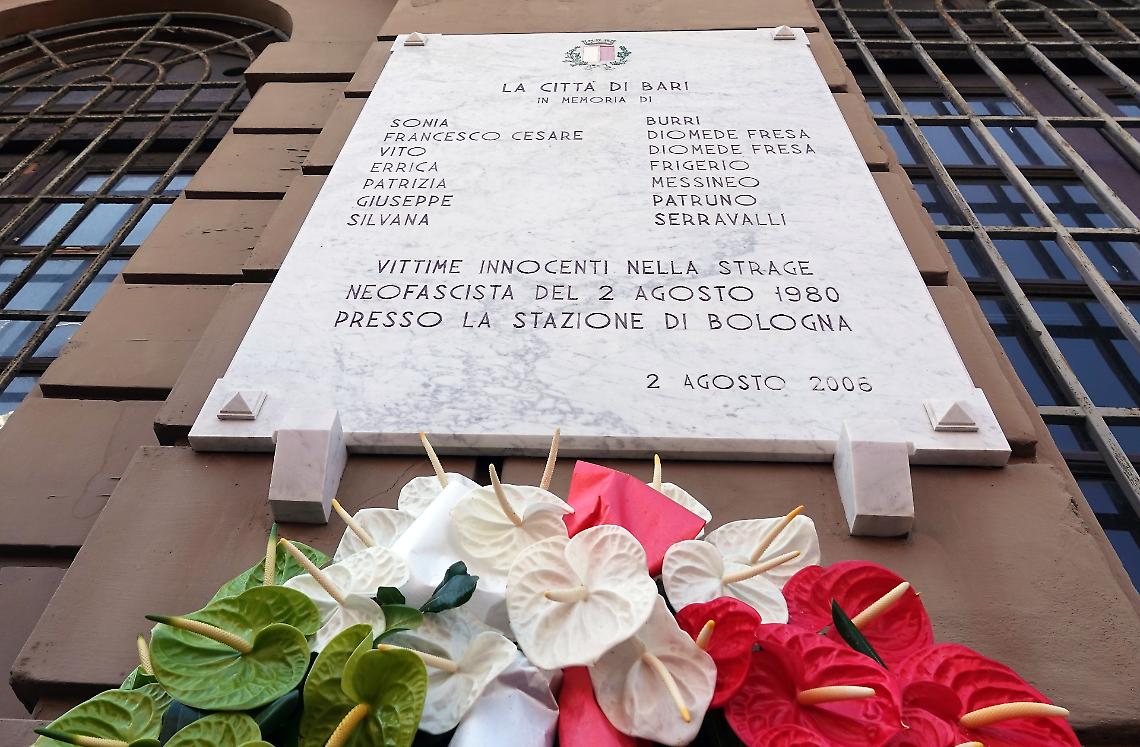 La lapide sulla strage di Bologna sulla facciata del Palazzo di città di Bari