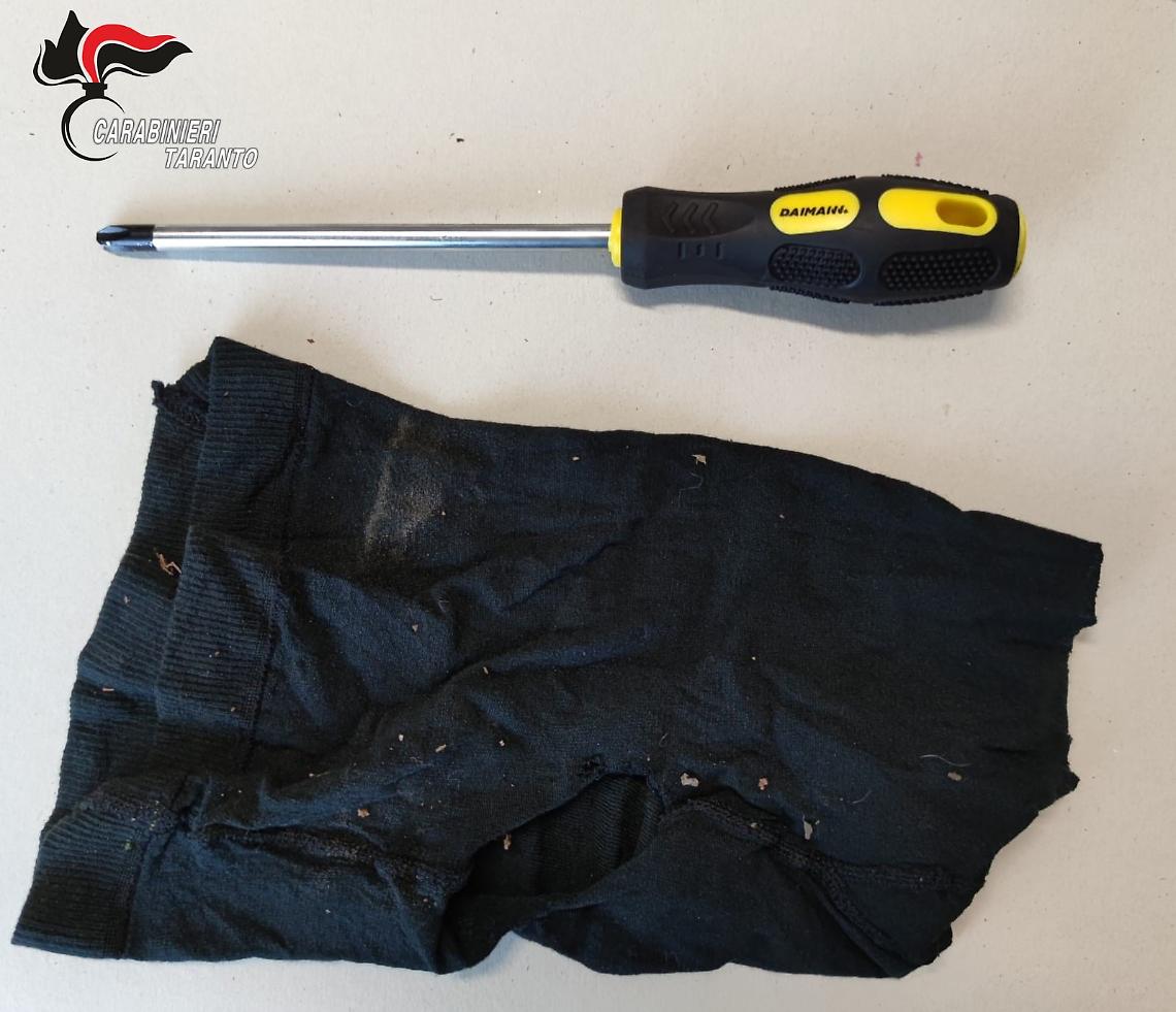 L'arnese da scasso trovato in possesso dell'uomo arrestato dai Carabinieri