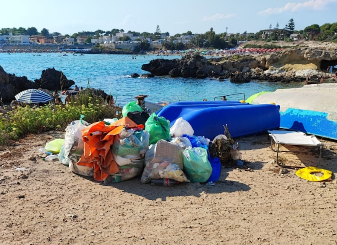 Rifiuti in riva al mare a Pulsano