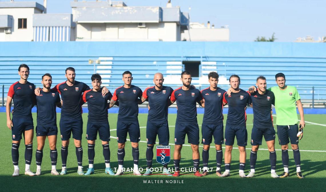 Il Taranto schierato contro il Fasano