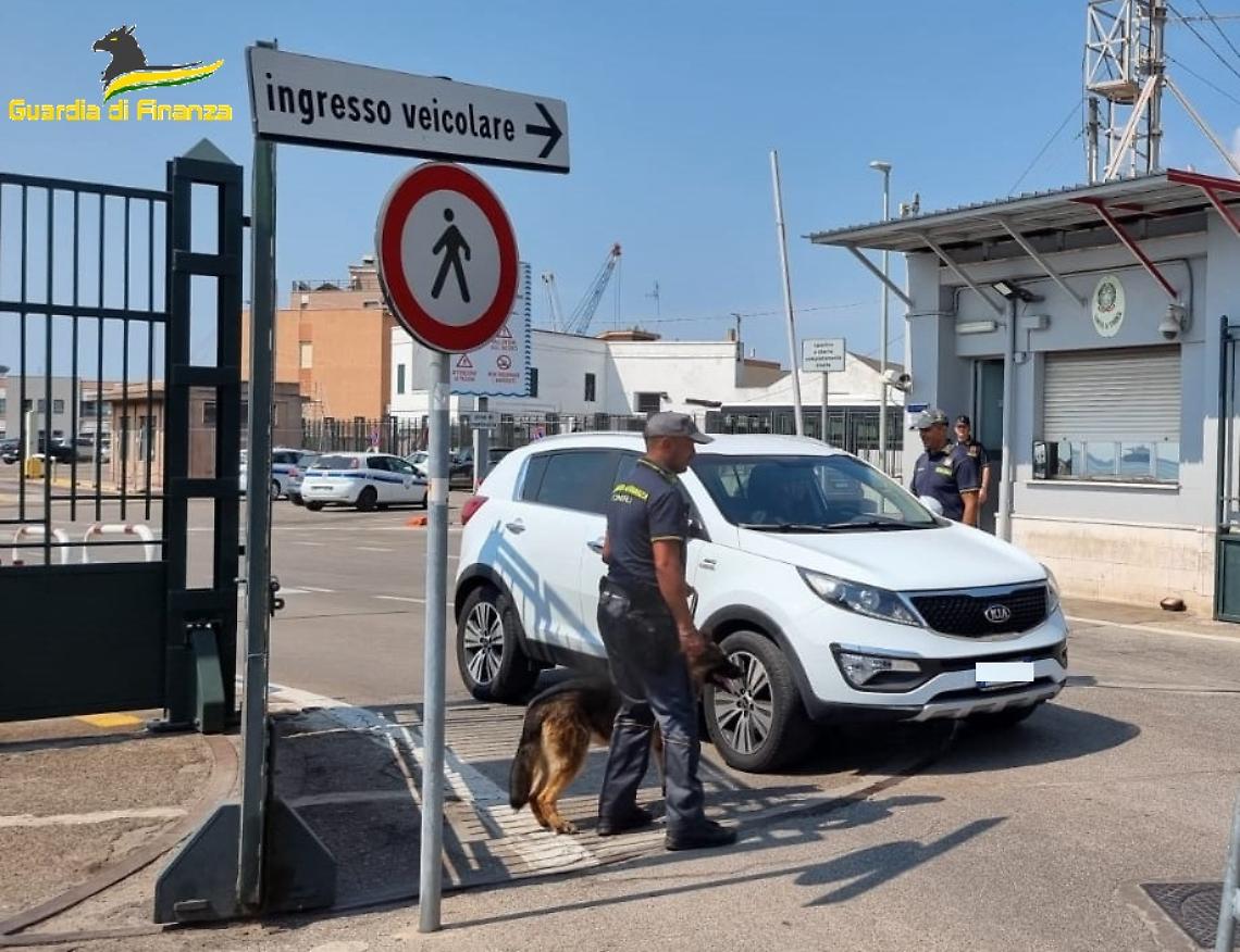 Controlli antidroga svolti con l’impiego delle unità cinofile del Gruppo della Guardia di Finanza di Taranto