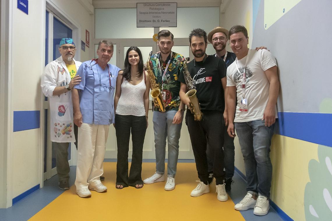 Nella foto di Aurelio Castellaneta, il dott. Oronzo Forleo (secondo da sinistra) nel reparto da lui diretto, insieme con Claudio Papa (Associazione Mister Sorriso) e il sassofonista Raffaele Casarano 