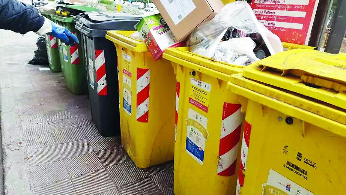 Bidoni per la raccolta differenziata dei rifiuti (foto d'archivio)