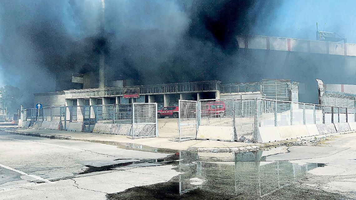 Il secondo incendio allo stadio Erasmo Iacovone di Taranto - foto Francesco Manfuso