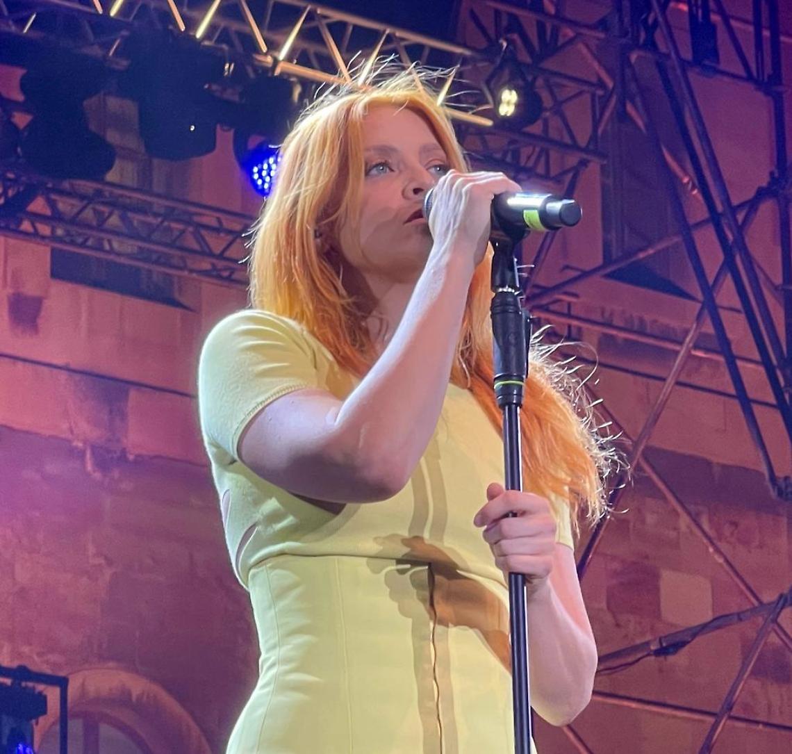 Noemi sul palco della Rotonda del Lungomare