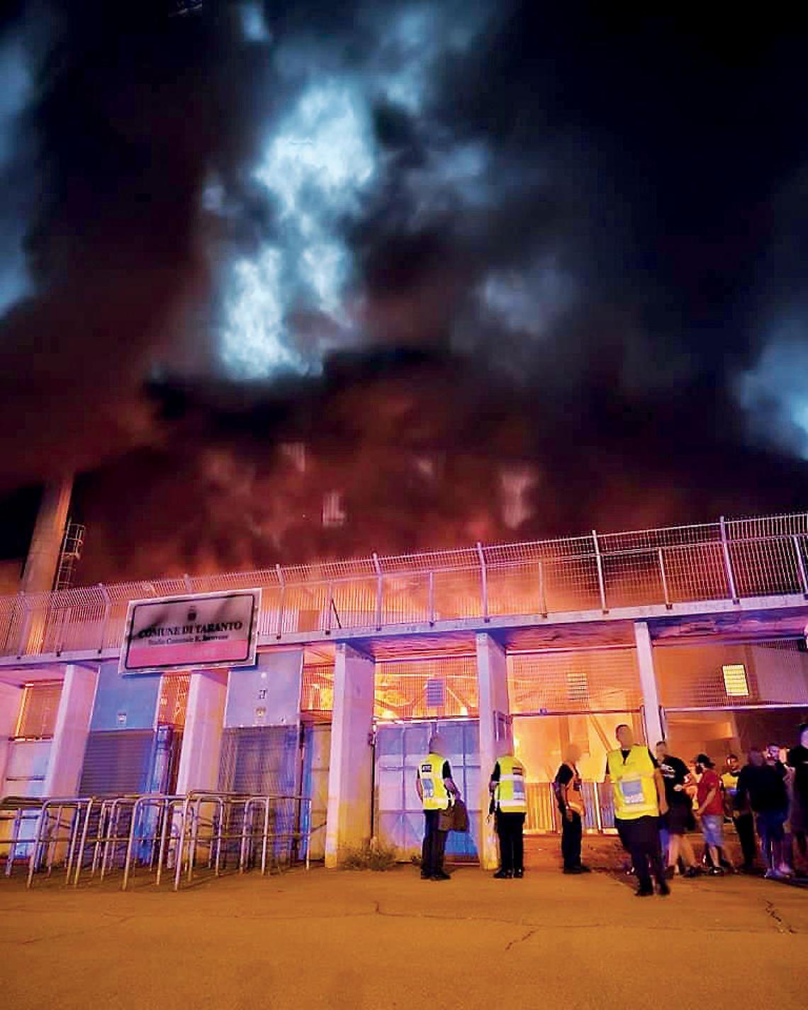 L'incendio in curva sud allo Iacovone