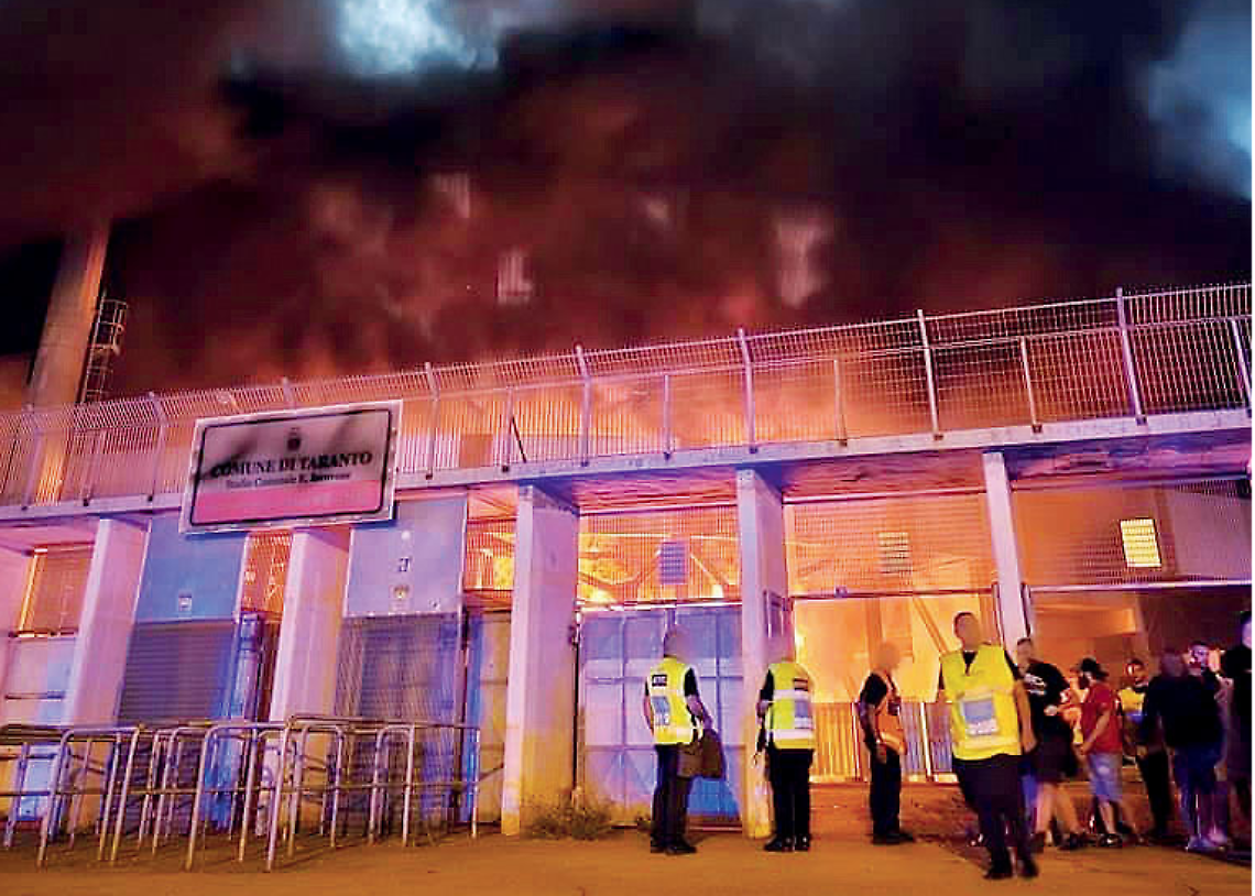 L'incendio in curva sud allo Iacovone