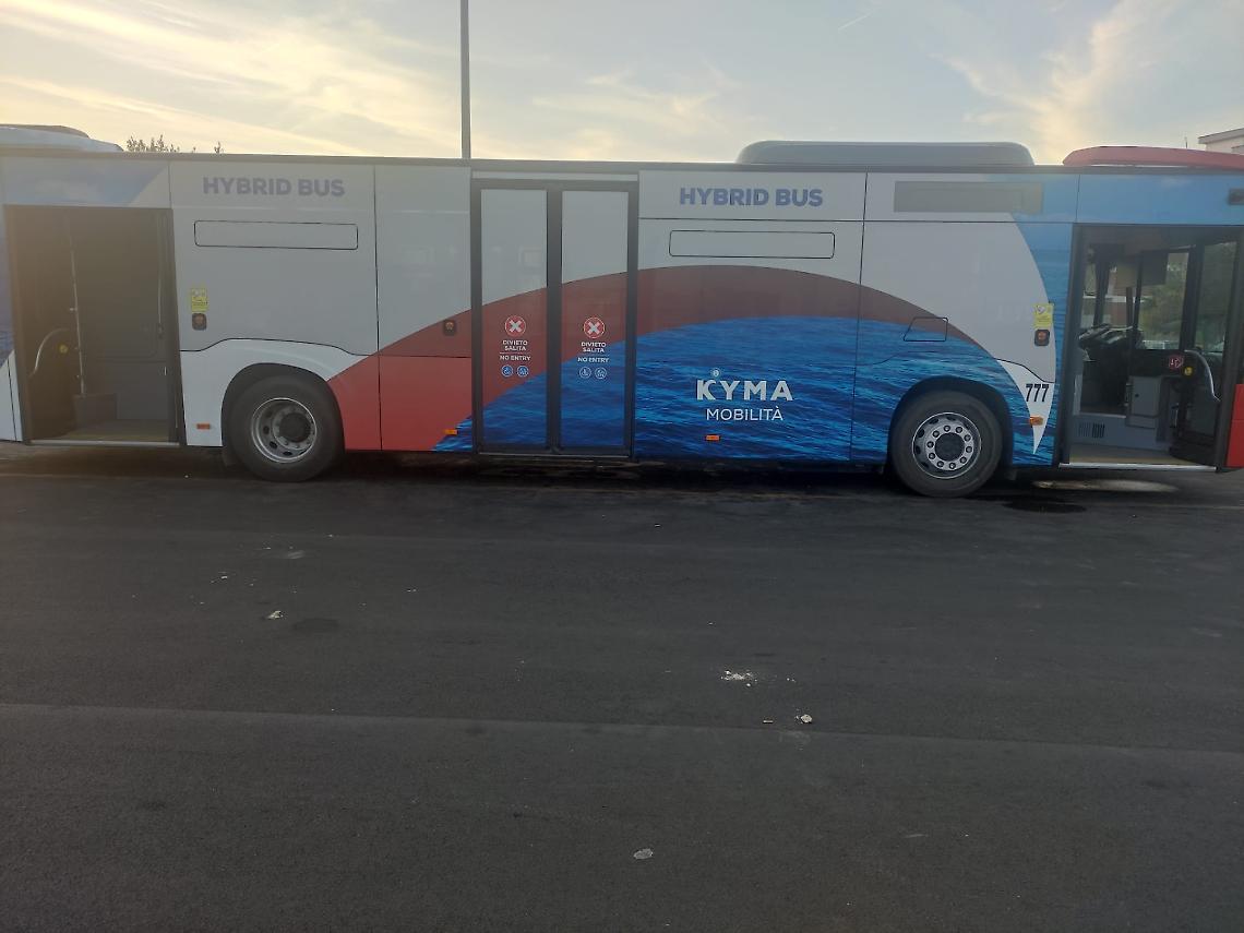L'autobus di Kyma Mobilità vandalizzato - foto Francesco Manfuso