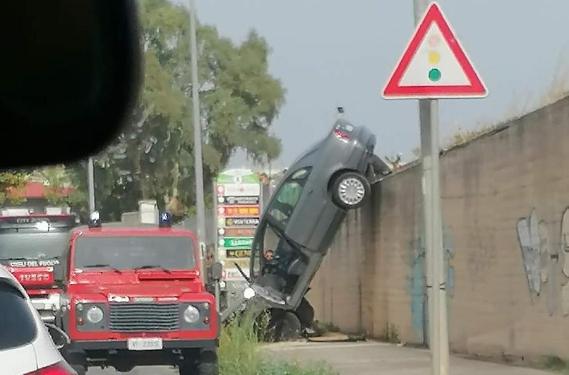 L'auto precipitata dal parcheggio - foto di Francesco Manfuso