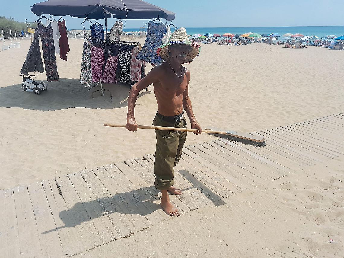 Mustafà pulisce la spiaggia per ricambiare l’ospitalità italiana
